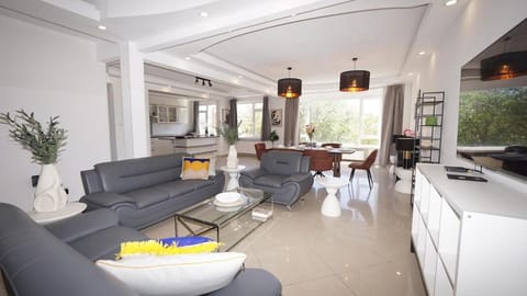 TV and multimedia, Seating area, Dining area