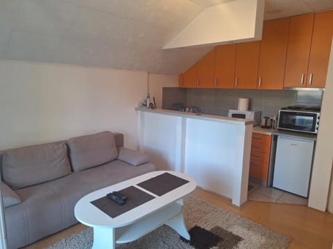 Coffee/tea facilities, Living room, Seating area, minibar, toaster