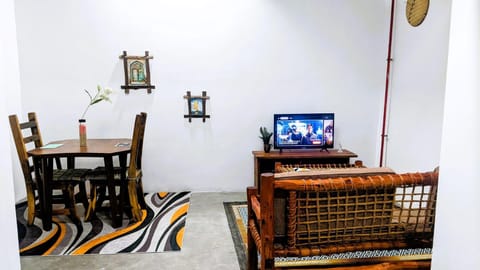 Communal lounge/ TV room, TV and multimedia, Living room, Dining area