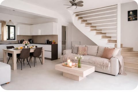 Kitchen or kitchenette, Living room, Seating area, Dining area, Breakfast, fireplace