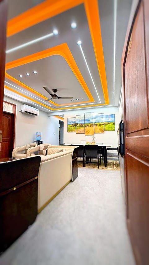 TV and multimedia, Living room, Decorative detail, Seating area, Dining area, air conditioner