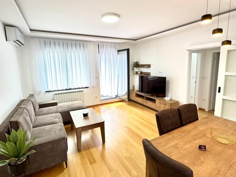 TV and multimedia, Living room, Seating area, Dining area, air conditioner