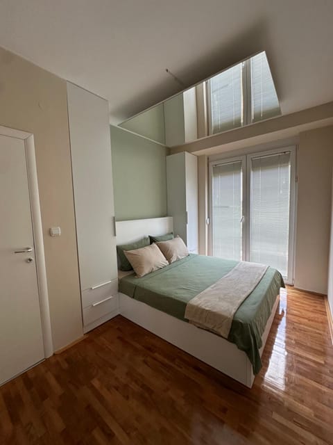Photo of the whole room, Bedroom, wardrobe