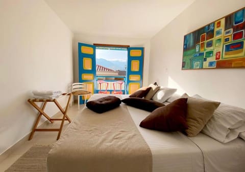 Bed, View (from property/room), Balcony/Terrace, Photo of the whole room, Seating area, Bedroom, Mountain view, Street view