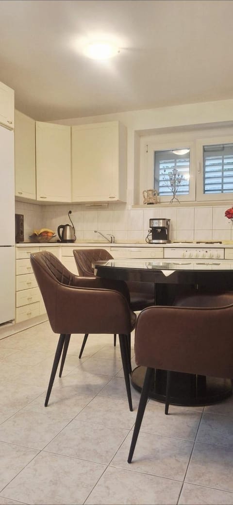 Kitchen or kitchenette, Seating area, Dining area
