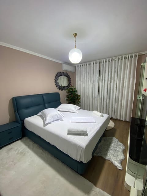 Bed, TV and multimedia, Living room, Photo of the whole room, Seating area, Bedroom, towels