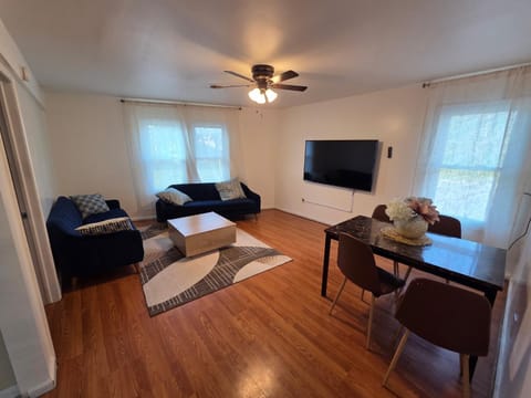 Communal lounge/ TV room, TV and multimedia, Living room, Seating area, Evening entertainment