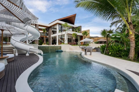 Property building, Swimming pool, sunbed