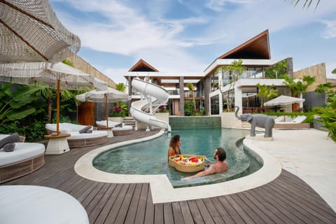 Property building, Swimming pool, sunbed
