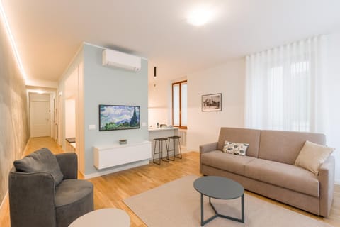 Communal lounge/ TV room, TV and multimedia, Living room, Seating area, Evening entertainment, air conditioner