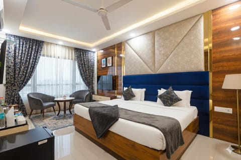 Bed, TV and multimedia, Living room, Photo of the whole room, Seating area, Bedroom, hair dresser