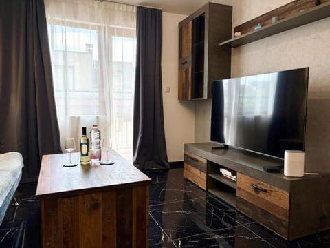 Communal lounge/ TV room, TV and multimedia, Dining area, Drinks, Alcoholic drinks, internet, storage
