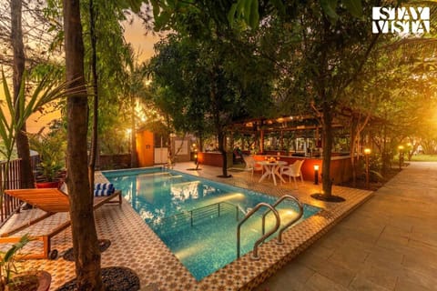 Swimming pool, sunbed