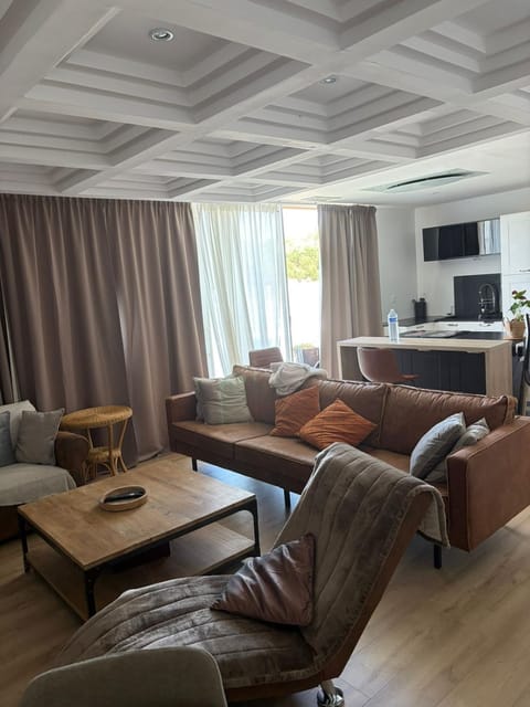 TV and multimedia, Kitchen or kitchenette, Living room
