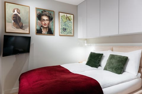 Bed, TV and multimedia, Bedroom