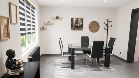 Seating area, Dining area