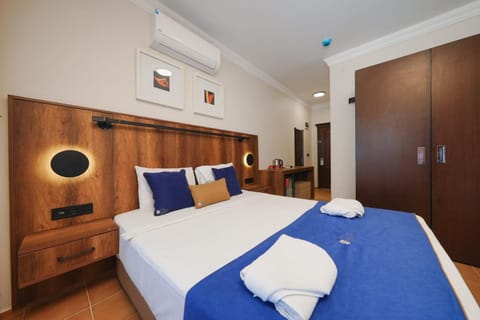 Bed, Photo of the whole room, Bedroom, fireplace, towels, wardrobe, air conditioner