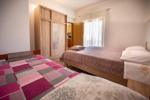 Photo of the whole room, Bedroom, wardrobe