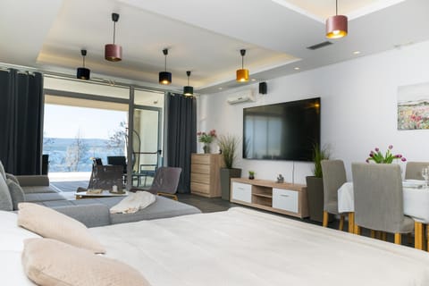 Bed, TV and multimedia, Dining area, Sea view