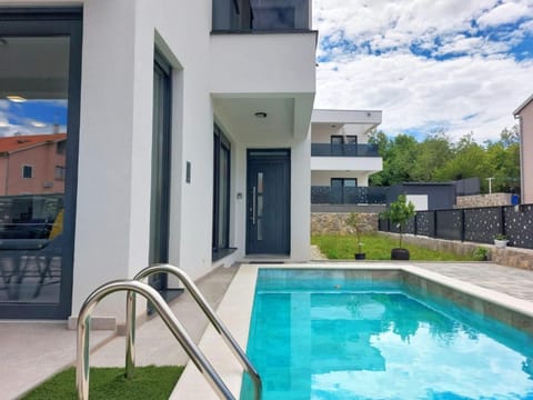 Property building, Garden, Swimming pool