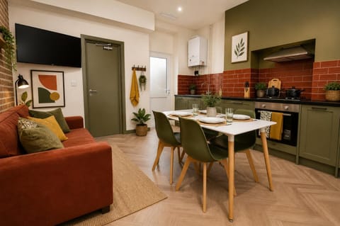 Communal lounge/ TV room, TV and multimedia, Kitchen or kitchenette, Living room, Photo of the whole room, Dining area, Evening entertainment, oven, stove