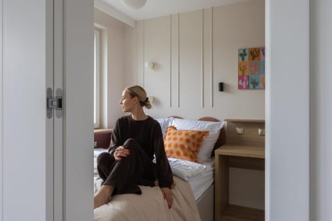 Bed, People, Living room, Photo of the whole room, Seating area, Bedroom, group of guests, wardrobe