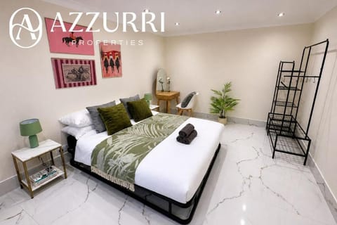 Bed, Photo of the whole room, Bedroom, Text overlay, towels