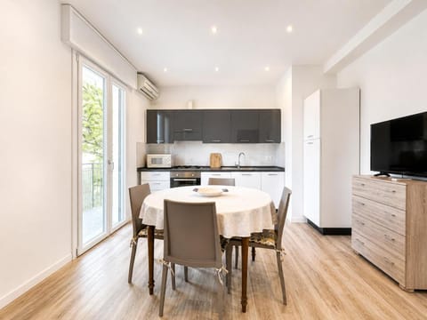 TV and multimedia, Kitchen or kitchenette, Dining area, oven, stove