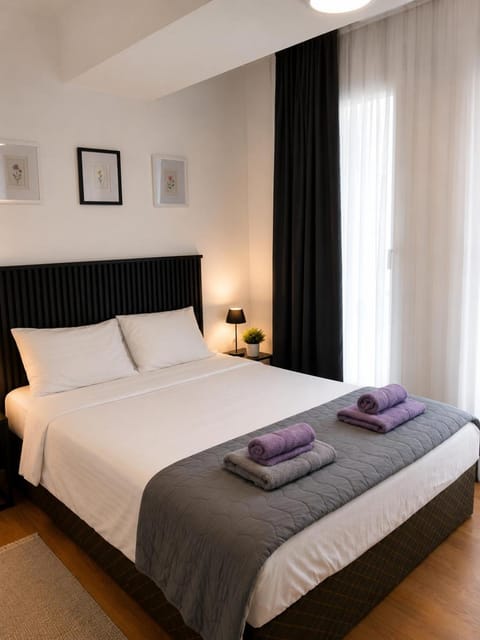 Bed, Photo of the whole room, Bedroom, towels