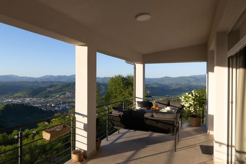 Natural landscape, View (from property/room), Balcony/Terrace, Seating area, Mountain view