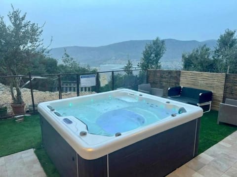 Garden, Hot Tub, Mountain view