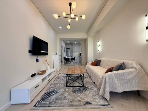 TV and multimedia, Kitchen or kitchenette, Living room, Seating area, kitchen, air conditioner