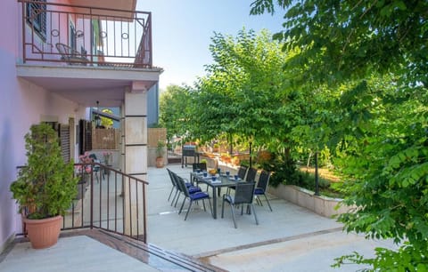 Property building, Patio, Day, Garden, Balcony/Terrace