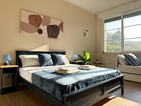 Bed, Photo of the whole room, towels
