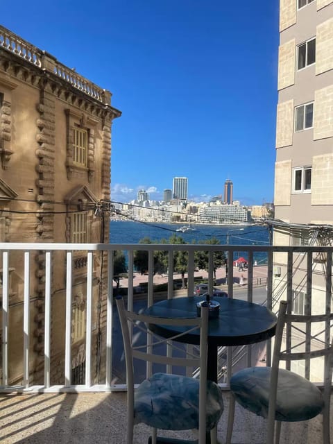 Balcony/Terrace, City view