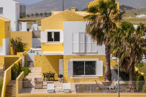 Property building, Day, Balcony/Terrace