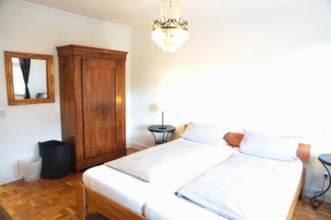 Photo of the whole room, Bedroom, wardrobe
