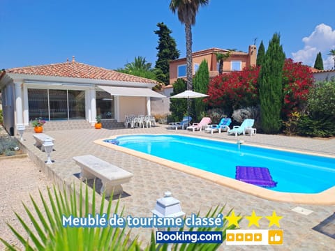 Property building, Dining area, Swimming pool, sunbed