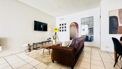 TV and multimedia, Living room, Seating area, internet