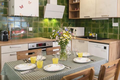 Kitchen or kitchenette, Dining area