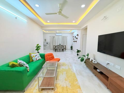 TV and multimedia, Living room, Seating area, Evening entertainment