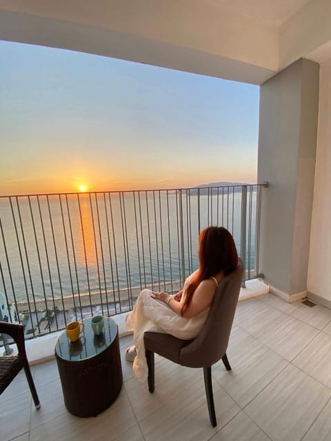 People, Natural landscape, View (from property/room), Balcony/Terrace, Living room, Seating area, Sea view, group of guests, sunbed