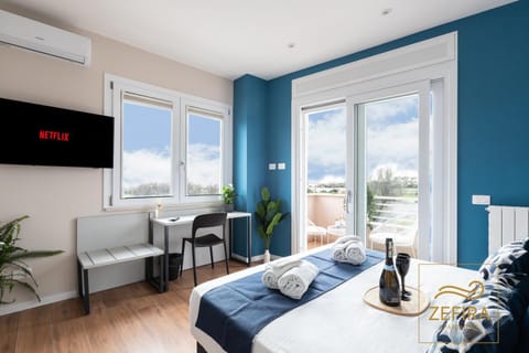 Bed, TV and multimedia, View (from property/room), Balcony/Terrace, Photo of the whole room, Bedroom, City view