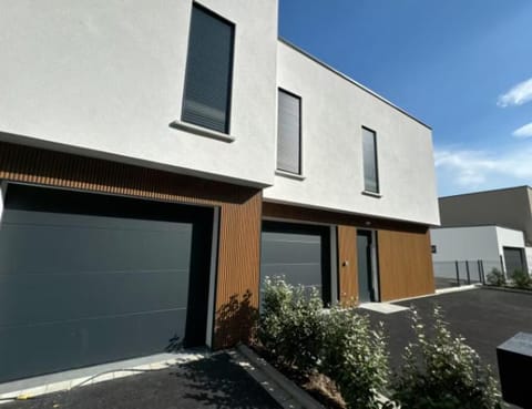 Property building, Facade/entrance, Parking