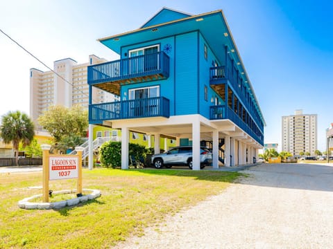 Property building, Facade/entrance, Property logo or sign, Neighbourhood, Balcony/Terrace, Quiet street view, Parking