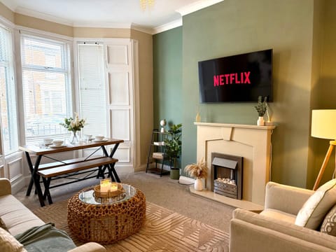 Communal lounge/ TV room, TV and multimedia, Living room, Seating area, Dining area, Evening entertainment
