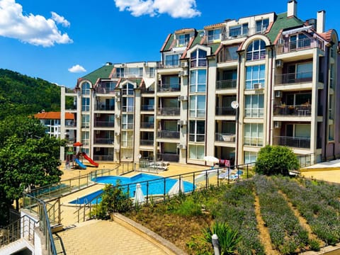 Property building, Spring, Day, Natural landscape, Mountain view, Pool view, Swimming pool, sunbed