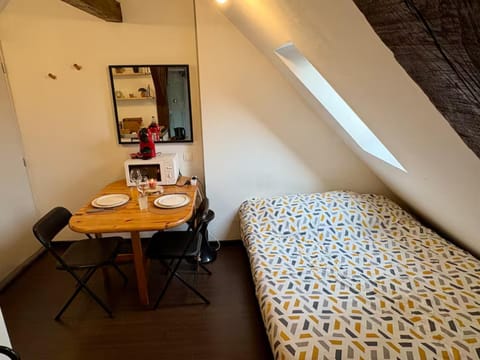Bed, Dining area