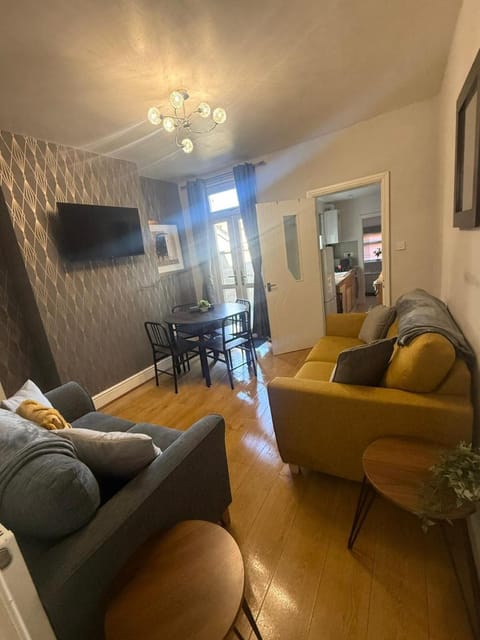 TV and multimedia, Living room, Evening entertainment