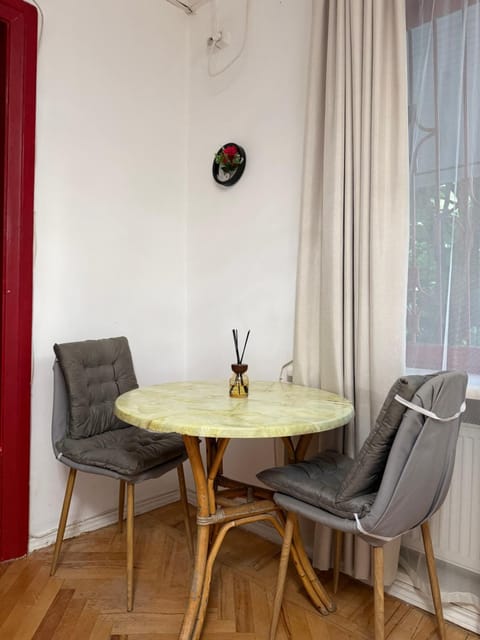 Seating area, Dining area
